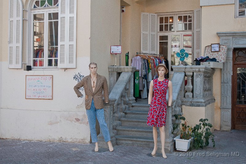 20100414_161229 D300.jpg - Manikins outside clothes store, Tel-Aviv